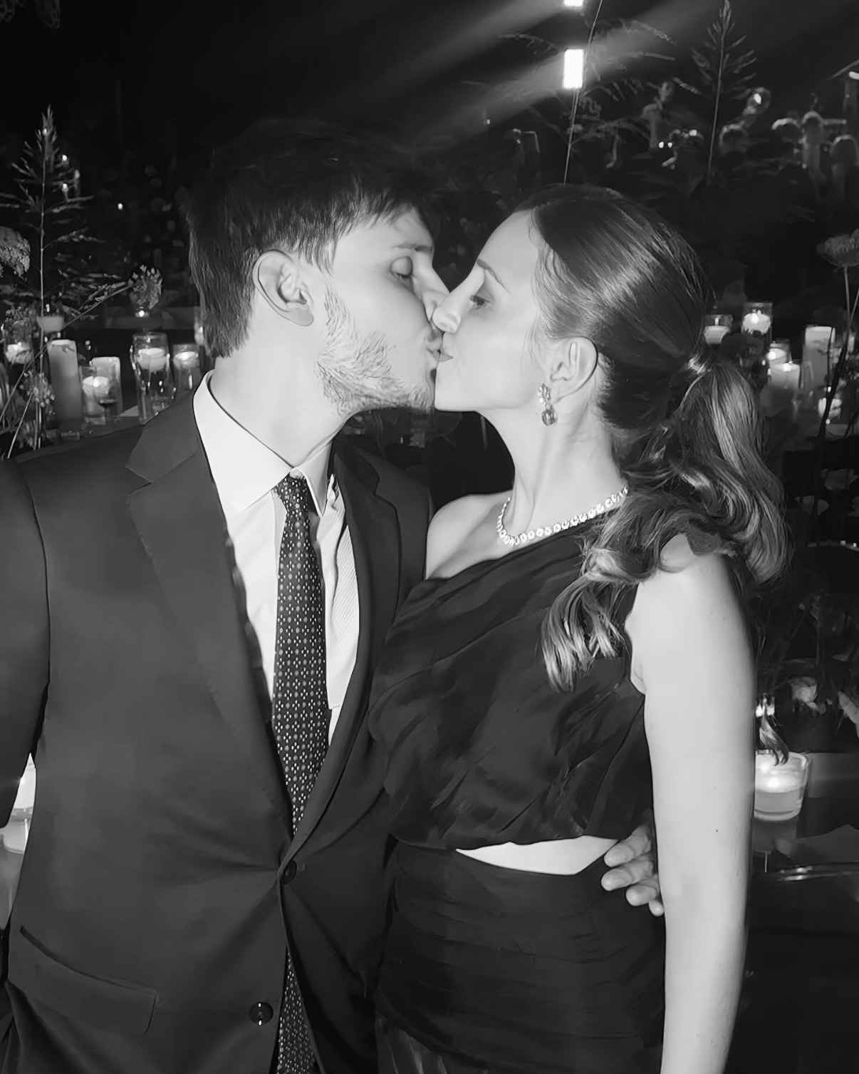 Caio e Gabriela em uma celebração à noite