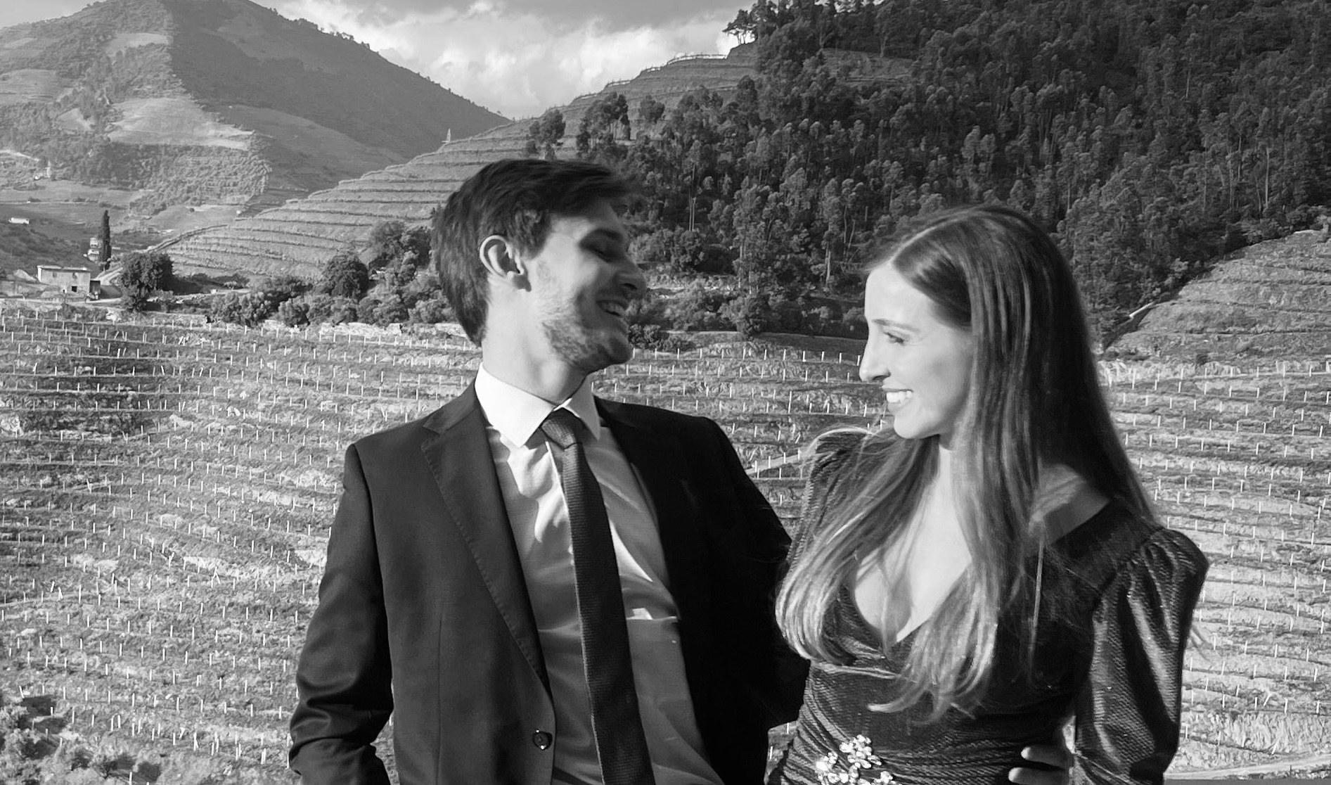 Caio e Gabriela em um vinhedo